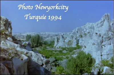 Quelle est cette région archéologique historique de Turquie unique au monde, peuplée dès le IIe siècle avant J.-C. Des communautés monastiques ont creusé une multitude de couvents et d'églises rupestres décorés de fresques d'exception ?