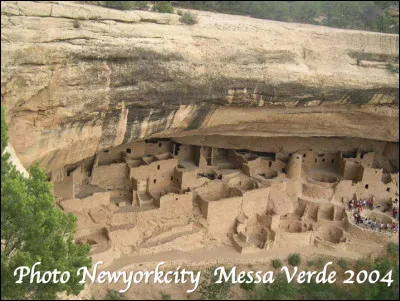 Quel est ce site archéologie d'exception, une grande bâtisse de 200 pièces construite dans une alcôve de grès en 1196 par les Anasazis (Amérindiens) au Colorado, site archéologique devenu le Parc National de Mesa Verse aux États-Unis ?