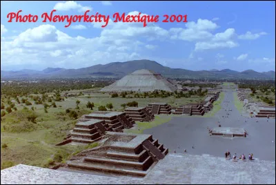 Quel est ce site archéologique situé près de Mexico datant de 200 ans avant J.-C., plus grande ville du monde au VIIe siècle avec 200 000 habitants, site célèbre pour ses pyramides ?