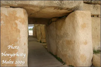 Quel est ce site archéologique du néolithique, les ruines de 4 temples en pierre de taille datant de 3 600 ans avant J.-C., situé sur l'île de Malte ?