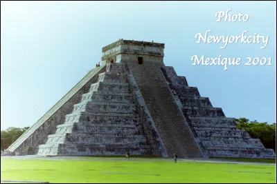 Quel est ce site archéologique, les ruines d'une ancienne ville maya du Yucatán au Mexique datant du VIIIe siècle, célèbre pour sa pyramide dédiée à Kukulkan dieu de la résurrection ?