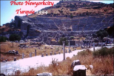 Quel est ce site archéologique situé près d'Izmir en Turquie, les ruines de la capitale d'un royaume datant du VIIIe siècle avant J.-C., célèbre pour son théâtre de 10 000 places sur 76 rangées ?