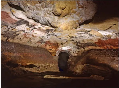 Quel est ce site archéologique, une grotte du paléolithique située en France, l'une des plus importantes au monde par le nombre et la qualité de ses oeuvres ?