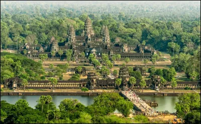 Quel est ce site archéologique, un ensemble de 200 temples dispersés sur 400 km2, ancienne capitale de l'Empire Khmer du IXe au XIVe siècle, site du Cambodge ?