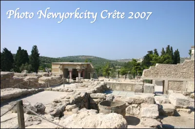 Quel est ce site archéologique crétois, le plus important des palais minoens occupé depuis 7 000 ans avant.-C., site associé à la légende du roi Minos ?