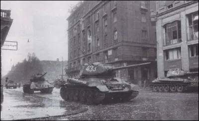 Intervention militaire soviétique en Hongrie et répression de la révolte à Budapest :