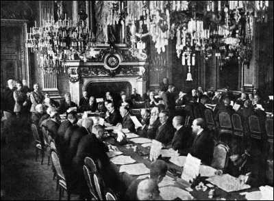 Le traité de Versailles entre les pays vainqueurs de la première guerre mondiale et l'Allemagne :