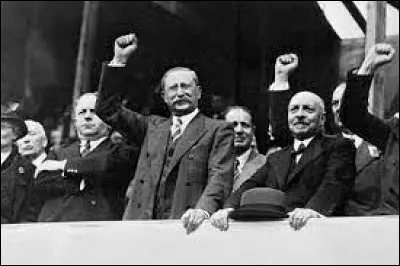 Gouvernement du Front Populaire en France ; lois sur les congés payés et la semaine de 40 heures :