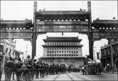 Invasion de la Chine orientale par le Japon ; prise de Nankin, Pékin et Shanghai par les Japonais :