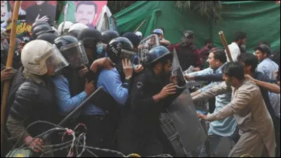 Dans quel pays la population se mobilise-t-elle devant la résidence de l'ancien Premier ministre pour empêcher son arrestation ?