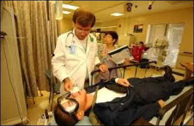 Quelle décision a pris le gouvernement concernant les médecins intérimaires aux urgences de lhôpital public à partir du 3 avril ?