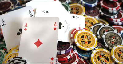 Dans le poker classique, combien de cartes comporte une main ?
