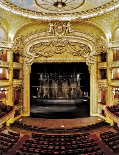 L'expression "arriver comme les carabiniers" provient de l'Opéra-bouffe "Les Brigands" de Maurice Ravel.