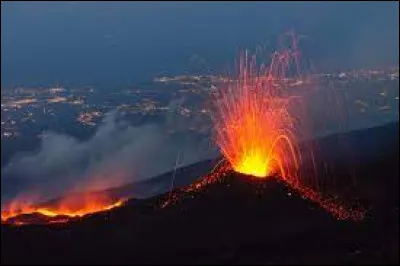Quel volcan Italien porte le même nom que lîle sur lequel il se trouve ?