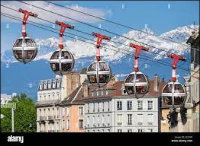 Quelle ville est connue pour son téléphérique appelé "les bulles" ?