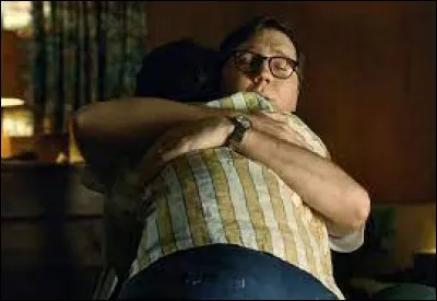 Sam vit avec son père en Californie et est inscrit à l'Université. Sa mère est retournée en Arizona. Qu'obtient-il de son père, après une crise de panique ?