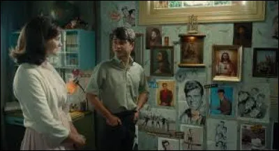 En Californie, Sam se débrouille comme il peut au lycée où il va rencontrer sa première petite amie, Monica, qui présente un trait de personnalité bien marqué. Lequel ?