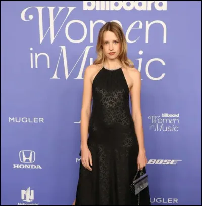 Quelle est la taille actuelle d'Angèle (en 2023) ?