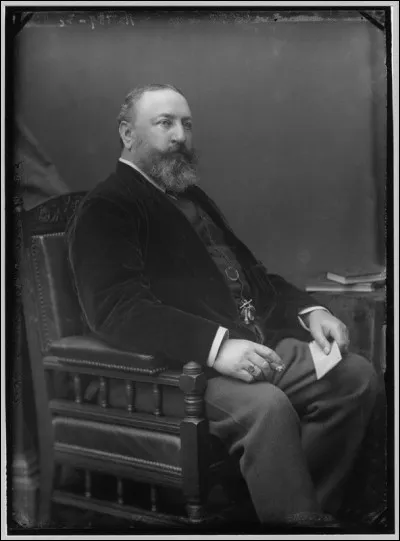 Après avoir pris sa retraite de la marine, que devient Victor de Hohenlohe-Langenbourg ?