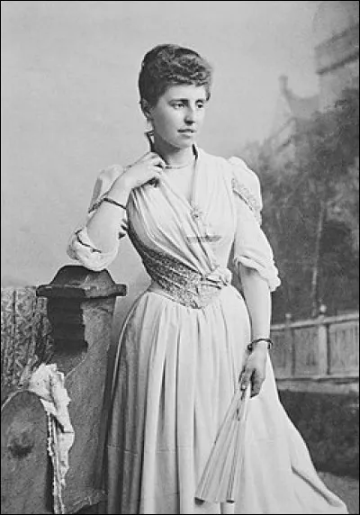 Dans quel pays Feodora Gleichen termine-t-elle ses études de sculpture ?