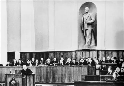 XXe congrès du Parti communiste soviétique : Khrouchtchev dénonce les erreurs et les crimes de Staline ainsi que le culte de la personnalité :