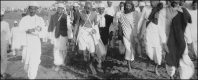 Dans l'Inde britannique, marche du sel de Gandhi :