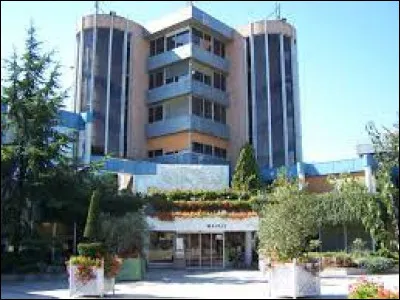 Ancienne commune francilienne, dans l'arrondissement de Versailles, Le Chesnay se situe dans le département ...