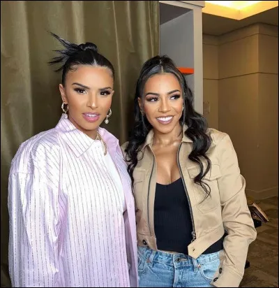 Comment s'appelle sa sur sur la photo ?