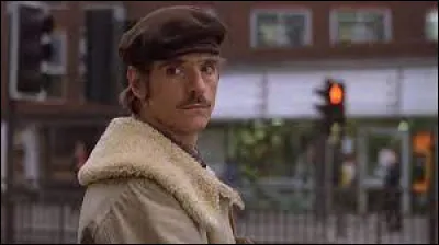 Ce film britannique, sorti en 1982, avec Jeremy Irons dans le rôle de Novak, le contremaître d'un groupe de maçon polonais, a pour titre français ...