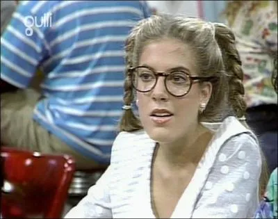 Le prnom de Tori Spelling dans la srie 'Sauvez par le gong'. Elle est la petite amie de Screech.