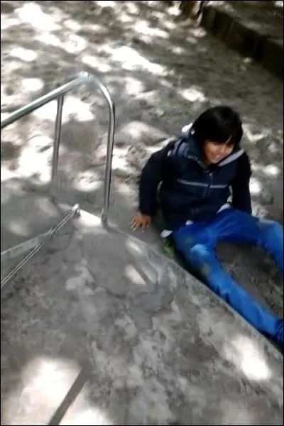 À ton lieu de travail ou à l'école, une fille te bouscule et te marche sur les pieds, et tu vois qu'elle l'a fait exprès. Quelle est ta réaction ?