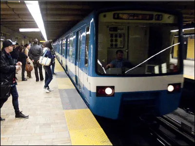 Tu arrives dans le métro pour rentrer chez toi, tu viens de passer une journée horrible, et tu veux t'asseoir, mais un vieil homme et une femme enceinte arrivent et ils sont prioritaires, que fais-tu ?