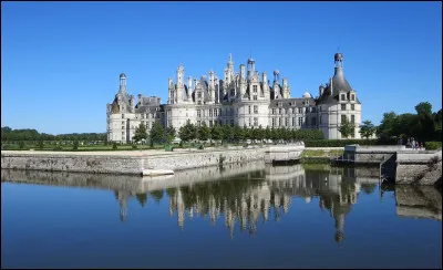 Le château de Chambord se trouve dans le département du Loir-et-Cher.