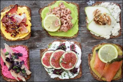 Quel pays compte, parmi ses spécialités culinaires, le "smørrebrød" ?