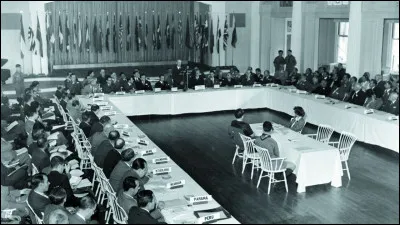 Accords de Bretton Woods ; une conférence internationale réorganise le système monétaire international, avec notamment la parité fixe entre l'or et le dollar :