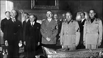 La France et la Grande-Bretagne signent avec l'Allemagne et l'Italie les accords de Munich, laissant Hitler annexer le territoire des Sudètes et démembrer la Tchécoslovaquie :