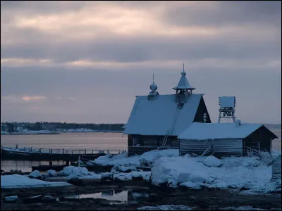 Dans ce film russe, Anatoli échoue sur le rivage d'une petite île où se trouve un monastère orthodoxe ; les moines de l'île le trouvent et le portent au monastère. Quel est le titre de ce film sorti en 2006 ?