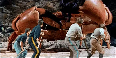 Dans ce film fantastique, sorti en 1961, des soldats de l'Union, pendant la guerre de Sécession, s'enfuient à bord d'un ballon d'un fort où ils étaient prisonniers ; ils partent à la dérive et finissent par s'échouer sur une île qui semble déserte mais se trouve peuplée de créatures d'une taille démesurée : c'est ...
