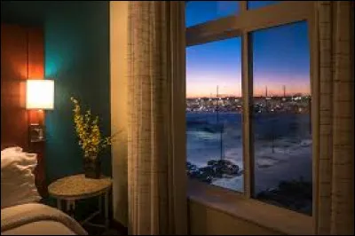 Qui est le réalisateur du long-métrage "Chambre avec vue" ?