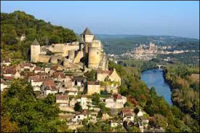 Je vous emmène maintenant en Nouvelle-Aquitaine, à Castelnaud-la-Chapelle. Village de l'aire d'attraction Sarladaise, classé parmi les Plus Beaux Villages de France, il se situe dans le département ...