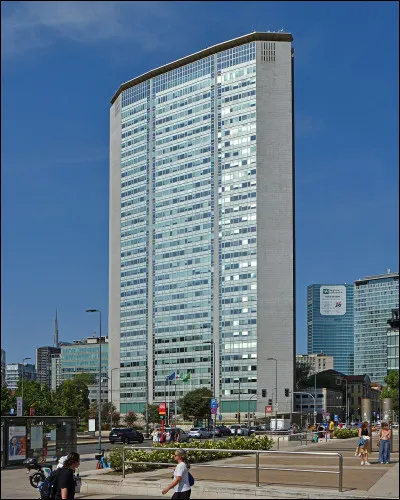 Dans quelle ville de Lombardie trouve-t-on la tour Pirelli de 127 mètres de haut ?