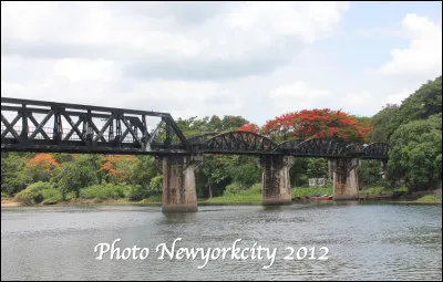 Dans quel pays se situe le célèbre pont ferroviaire qui franchit la rivière Kwaï à Kanchanaburi ?