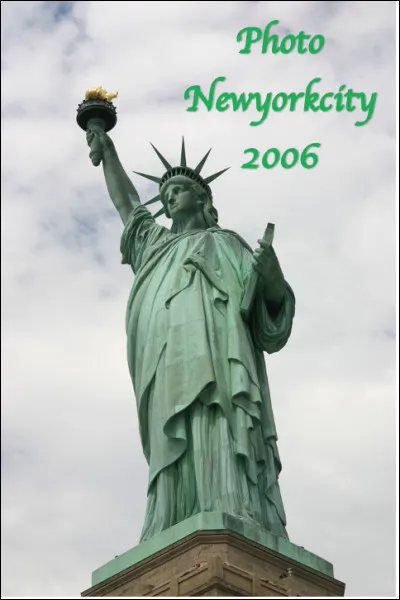 Face à quelle ville se trouve la statue de la Liberté érigée sur Liberty Island ?