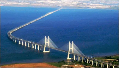 Quel fleuve est franchi par le pont Vasco de Gama ?