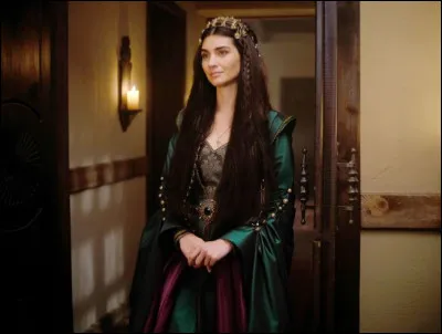 Quel rôle interprète Tuba Büyüküstün sur cette photo ?