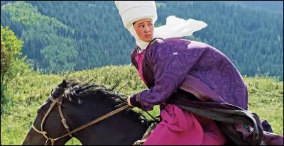 Quel rôle interprète Elina Abai Kyzy sur cette photo ?