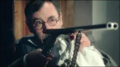 "Le Vieux Fusil" est un film de 1975 avec Philippe Noiret et Romy Schneider. Qui en est le réalisateur ?