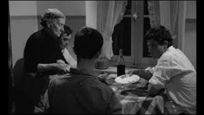 Dans ce film de 1965, une vieille femme, Madame Bertini, qui s'est retrouvée seule à la mort de son mari, part à laventure en compagnie dune serveuse de bar, Rosalie. Quel est le titre de ce film ?