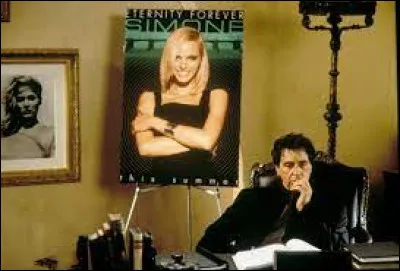 SIMONE est un film sur la starification, car Simone est une star absolue, qui dépasse en gloire toutes les autres en raison de son talent mais aussi de sa discrétion. Mais SIMONE a un grand secret, qui justifie parfaitement qu'elle se fasse plus que discrète, lequel ?