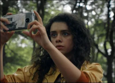 Quelle est cette série Netflix où l'on peut voir cette jeune fille ?